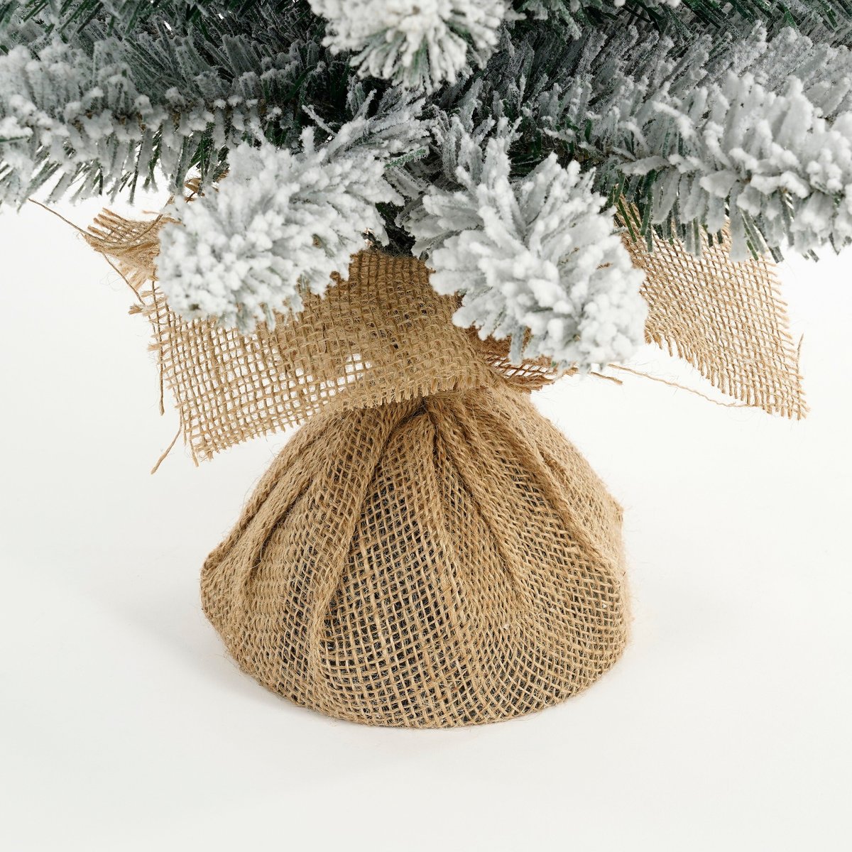 Sapin de Noël artificiel enneigé dans un sac en jute H120 cm GERLOS vert, BLACK BOX TREES