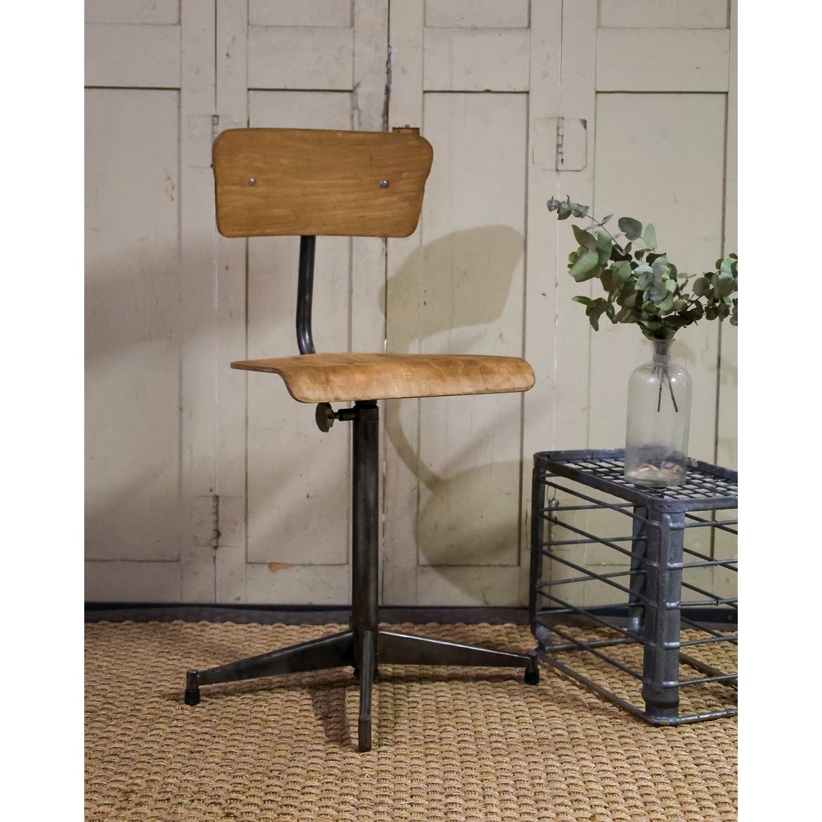 Chaise d'atelier en métal et bois Claude N°880 - Bon état bois clair, DEBONGOUT