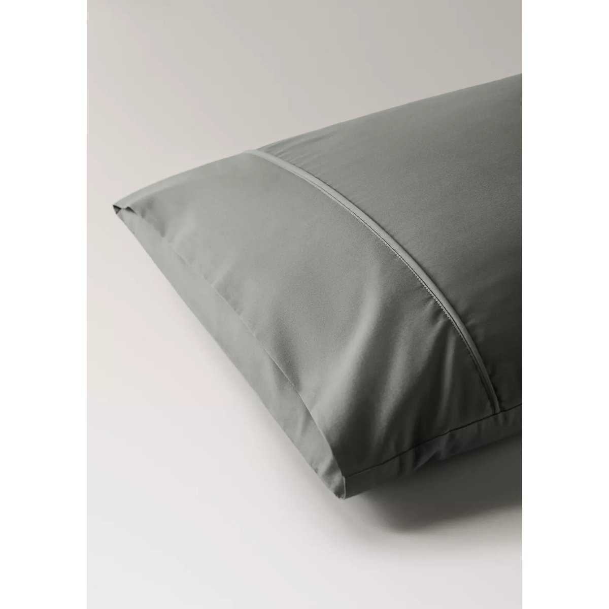 Deux taies d'oreiller percale de coton 500 fils détail passepoilé arrondi 50x75 cm gris, MANGO HOME