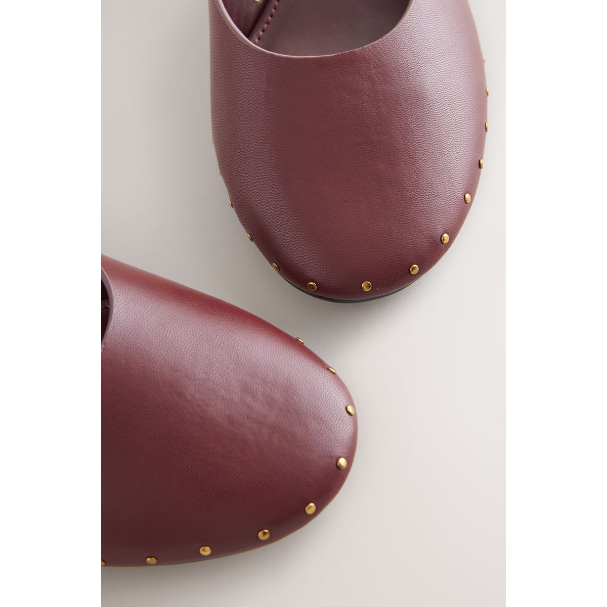 Mules cloutées à bout fermé vin, NEXT