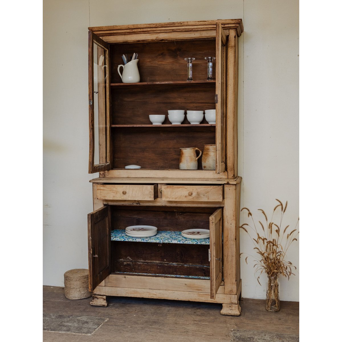 Buffet à deux corps en noyer Gilbert N°1674 - Bon état bois clair, DEBONGOUT