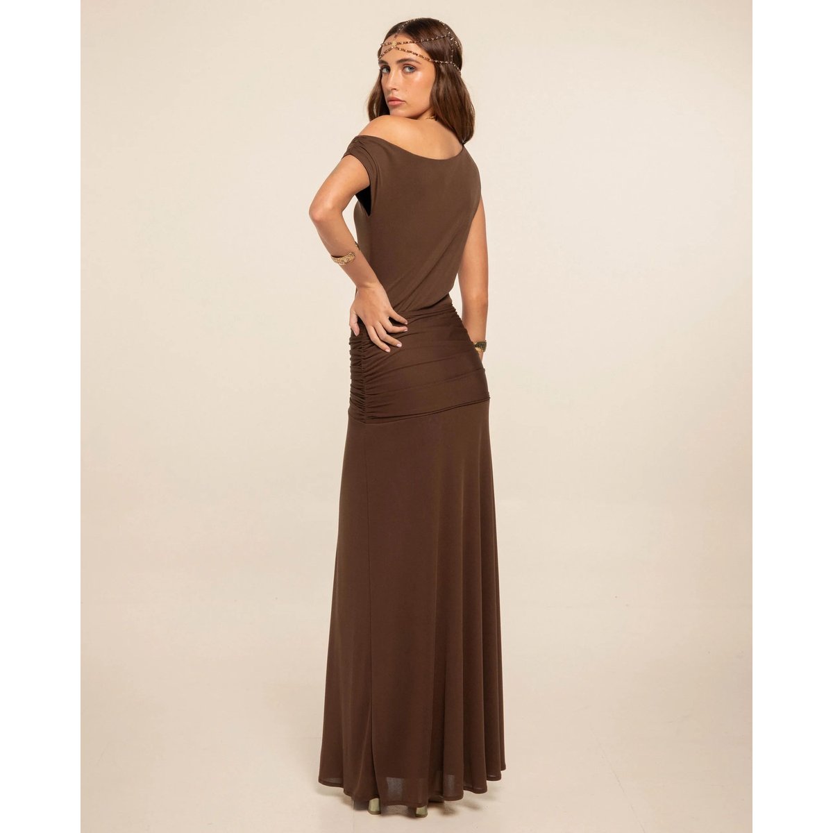 Robe longue en maille à manche asymétrique avec ceinture de femme marron, THE-ARE