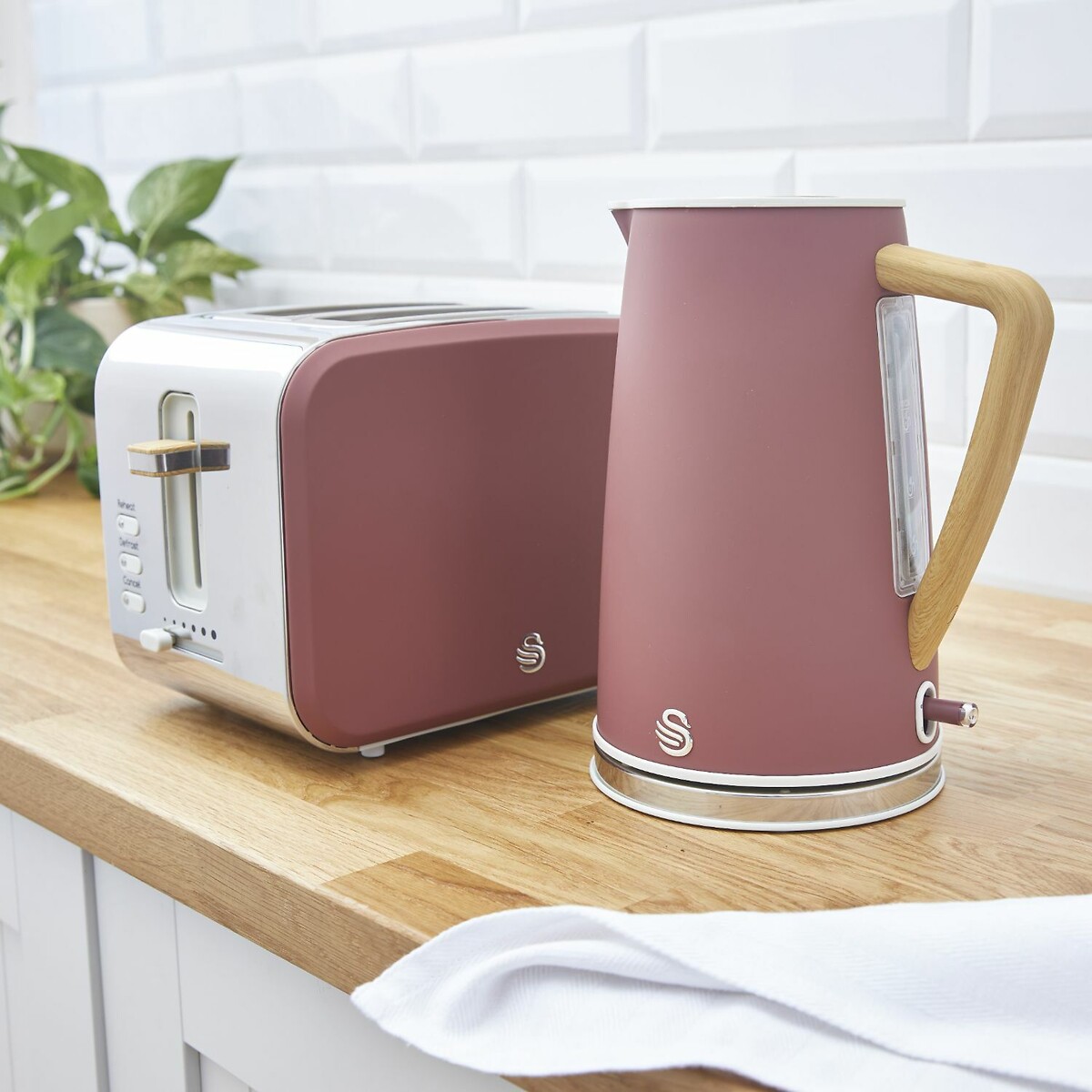 Nordic 1.7L Cordless Kettle - SK14610 fuchsia pink, SWAN