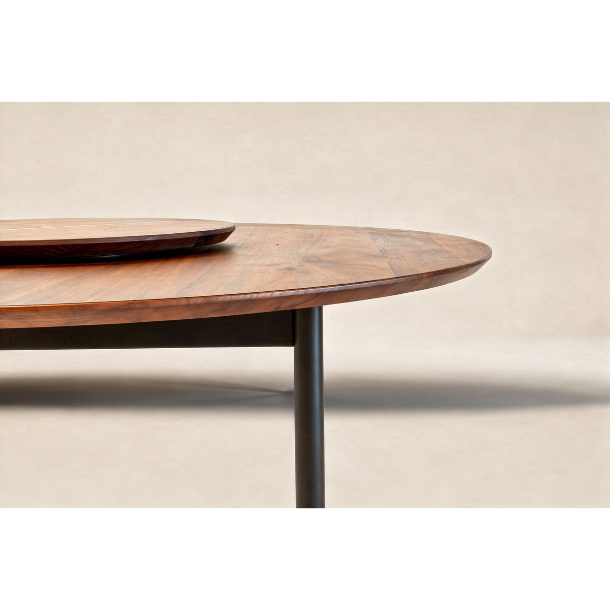 Table de repas ronde en noyer ELENA bois foncé, PRODUIT INTERIEUR BRUT