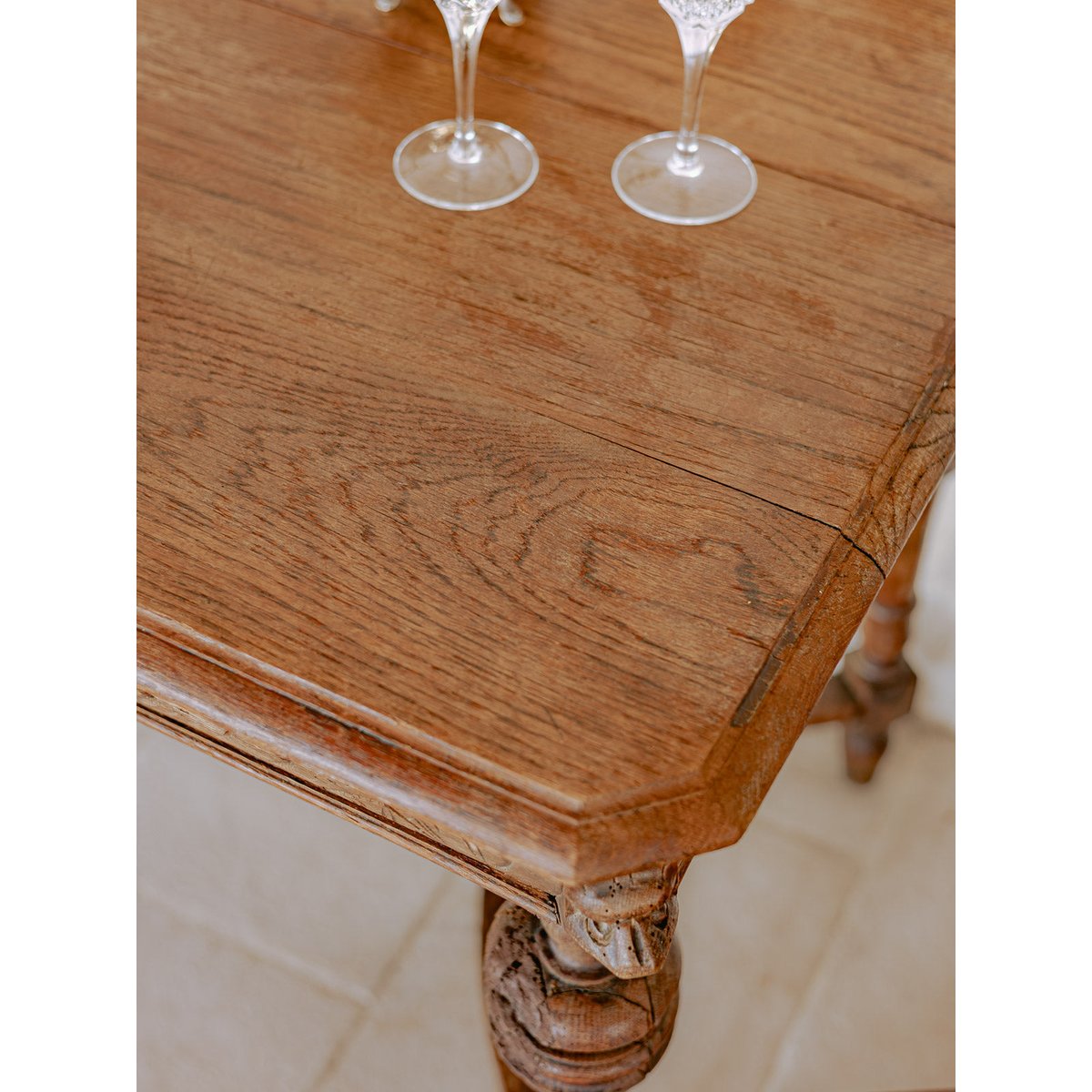 Table d'appoint en bois sculpté de style Moyen-Âge Francine N°1113 - Bon état bois foncé, DEBONGOUT