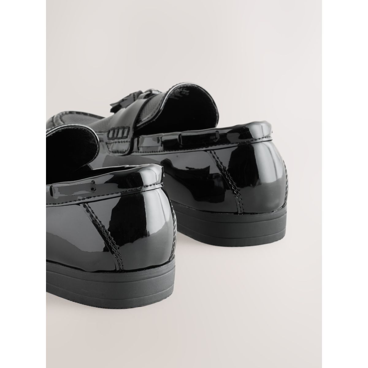 Mocassins habillés pompon en cuir verni noir, NEXT