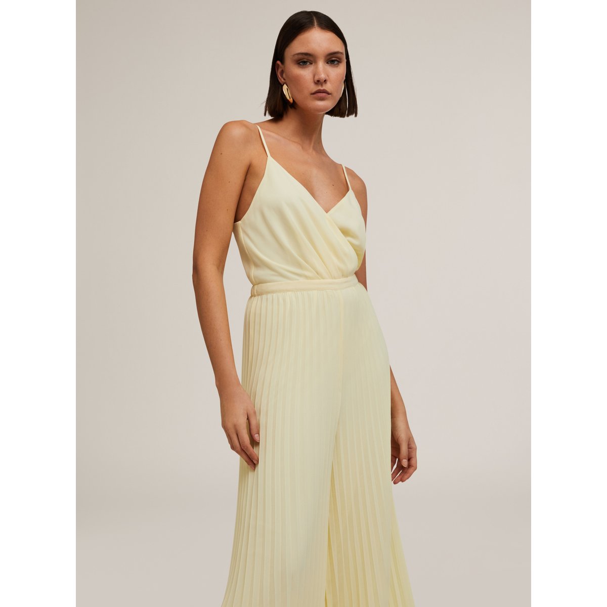 Combinaison longue plissée en satin jaune, MOTIVI