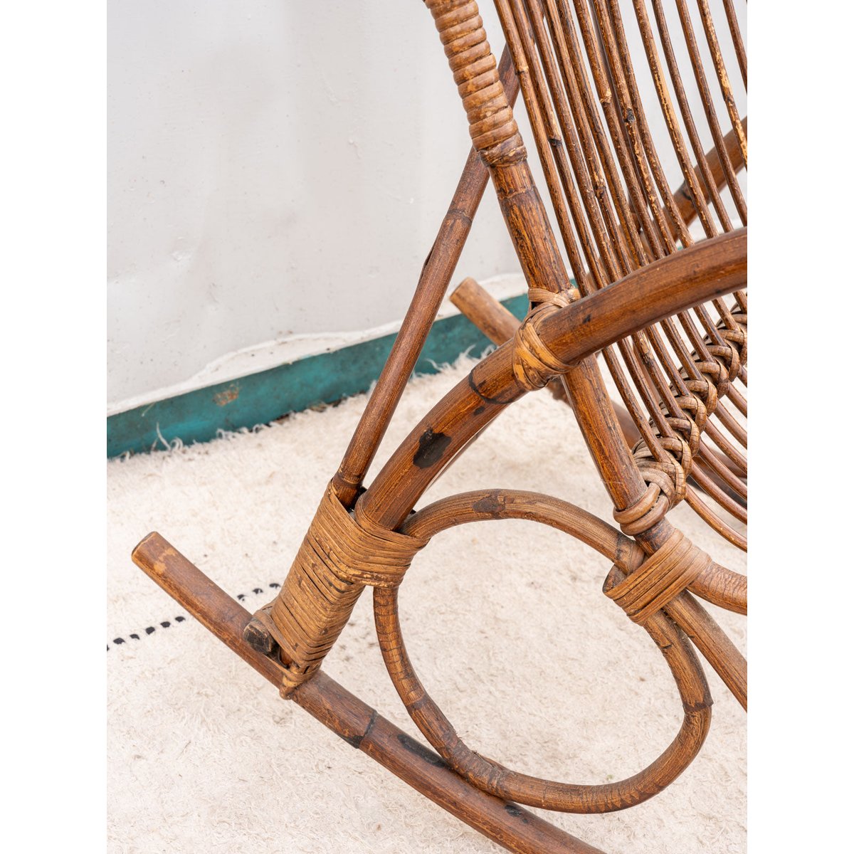 Rocking-chair en rotin Alibert N°90 - Bon état bois foncé, DEBONGOUT