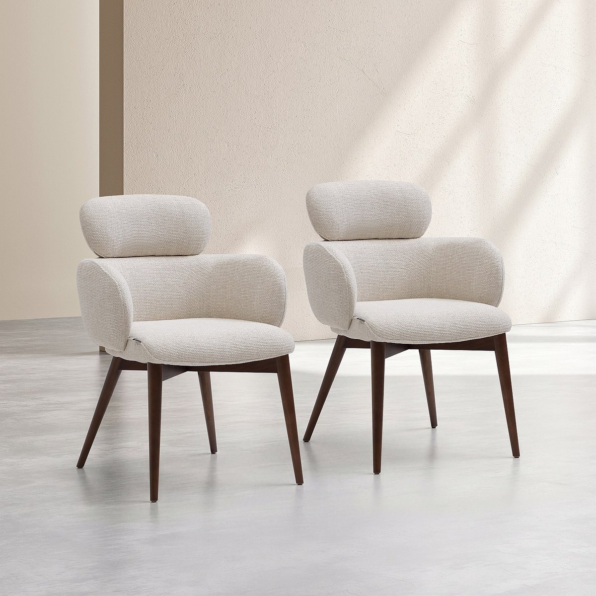 Lot de 2 chaises en tissu et bois massif couleur noyer avec accoudoirs FLORE beige, HABITAT