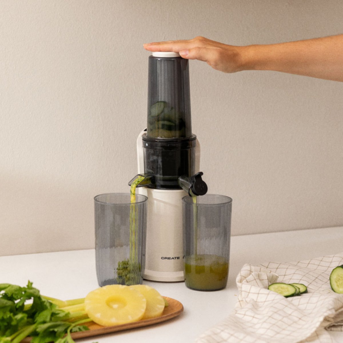 Extracteur de jus lent 150W JUICER SLOW MINI blanc cassé, CREATE