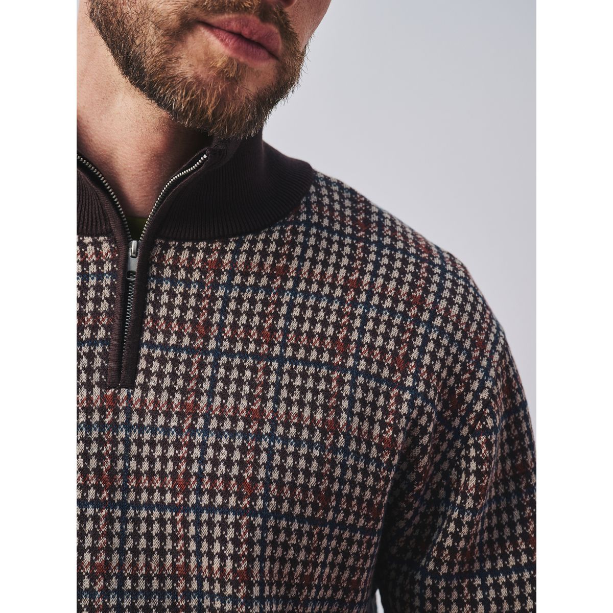 Pull à col zippé et carreaux marron, NEXT