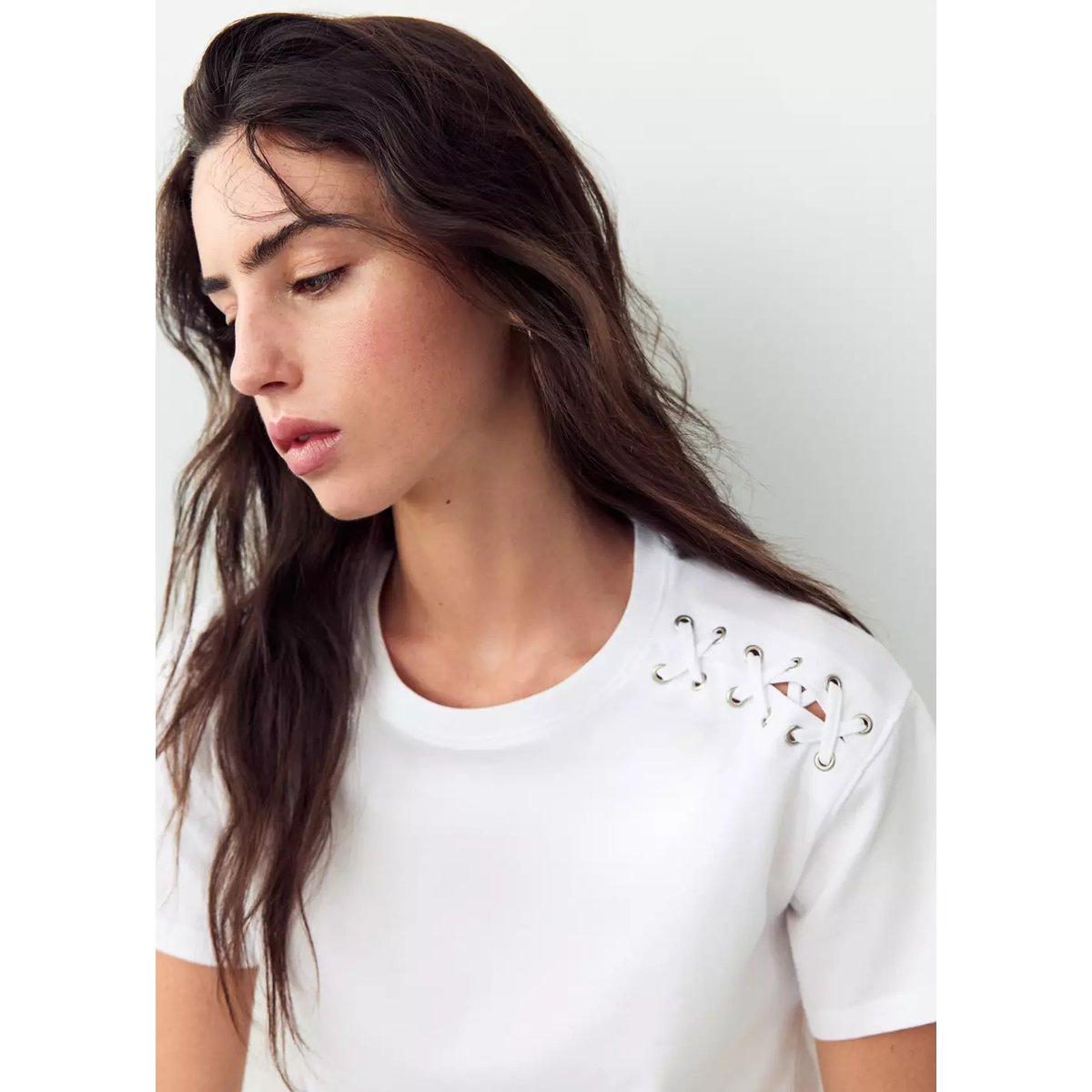 T-shirt ajusté à lacets croisés blanc cassé, MANGO TEEN