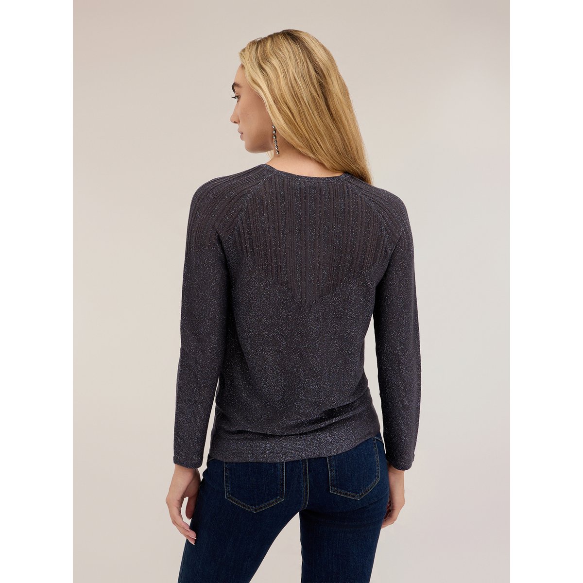 Pull ras du cou gris, MOTIVI
