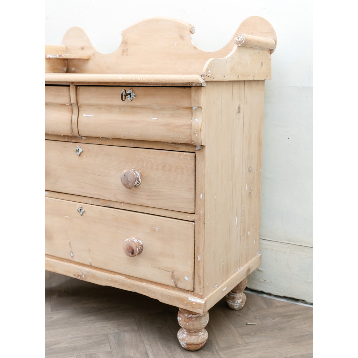Commode anglaise en bois aux pieds tournés Garance N°738 - Bon état bois clair, DEBONGOUT