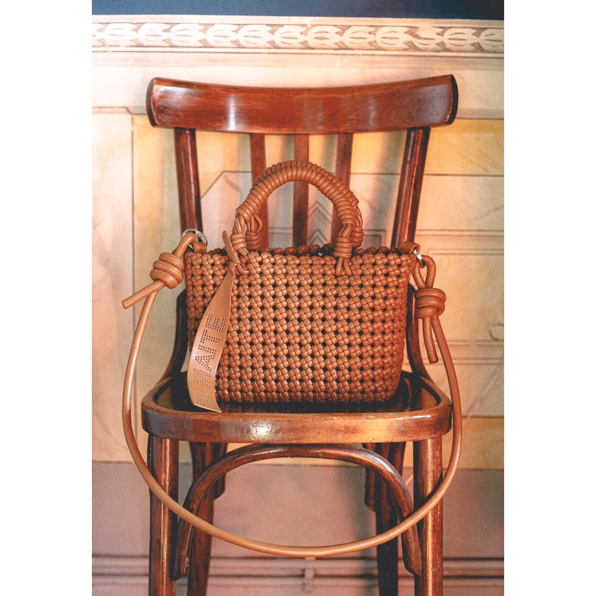 Sac à bandoulière tressé à nœuds décoratifs marron foncé, LOLA CASADEMUNT