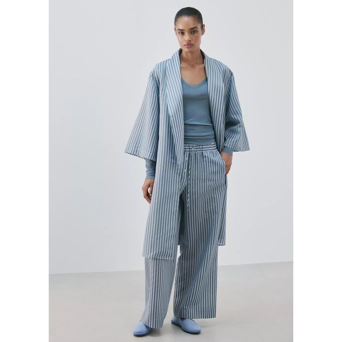 Pantalon de pyjama en mélange de soie à rayures bleu, MANGO