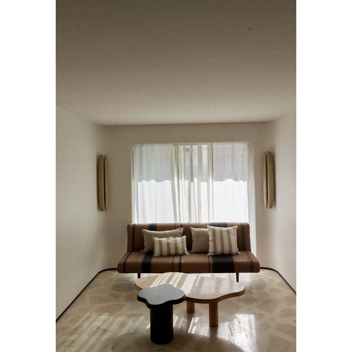 Table d'appoint en frêne lasuré noir, Mahaut noir, GABRIELLE PARIS