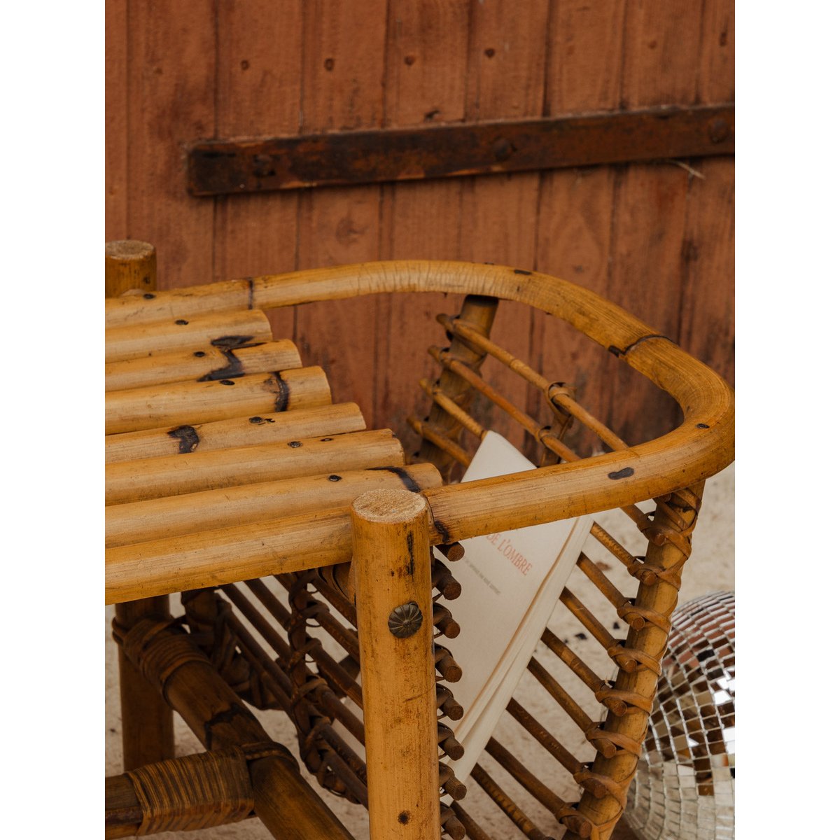 Table basse avec porte-revues en rotin Léonie N°1594 - Bon état bois clair, DEBONGOUT