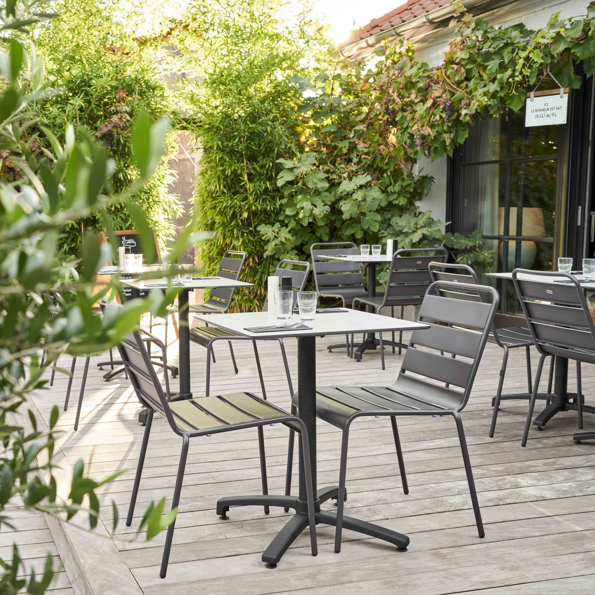 Table inclinable en HPL et 2 chaises en métal gris, OVIALA