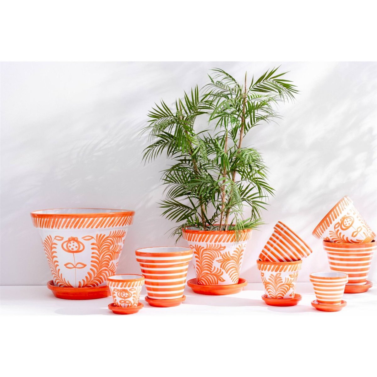 Cache-pot rayé en poterie peinte main orange et blanc, RECOLLECTION