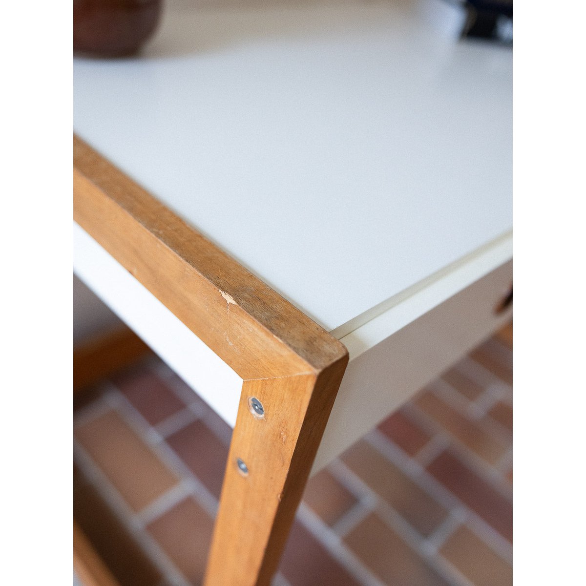 Bureau bicolore Yvan N°551 - Bon état bois clair, DEBONGOUT