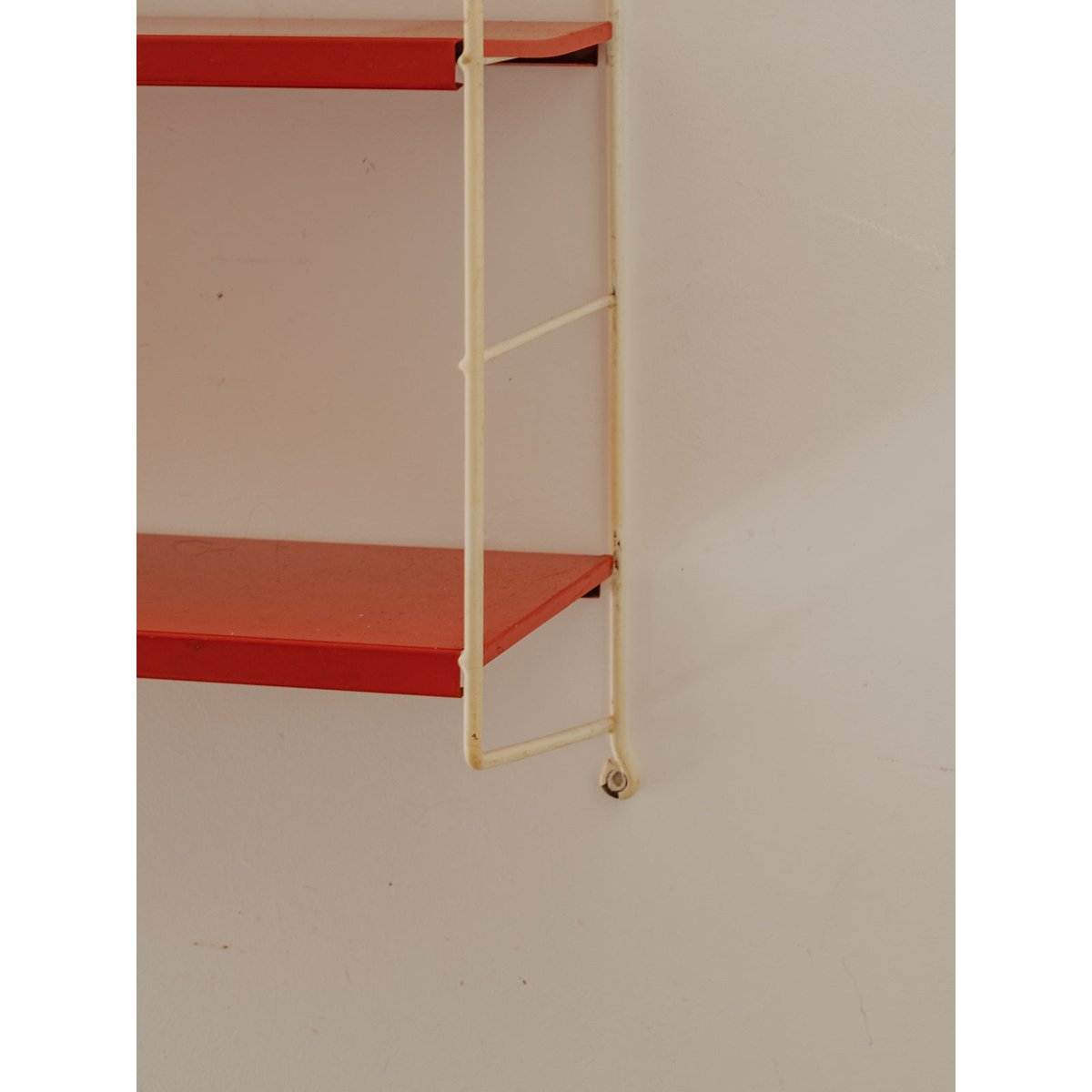 Étagère murale en métal laqué Isabelle N°275 - Bon état orange, DEBONGOUT