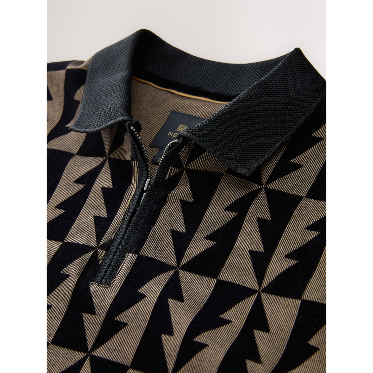 Polo floqué avec zip 3/4 noir/doré, NEXT