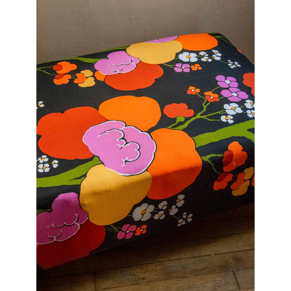 Banquette restaurée au motif floral Clara N°142 - Bon état multicolore, DEBONGOUT