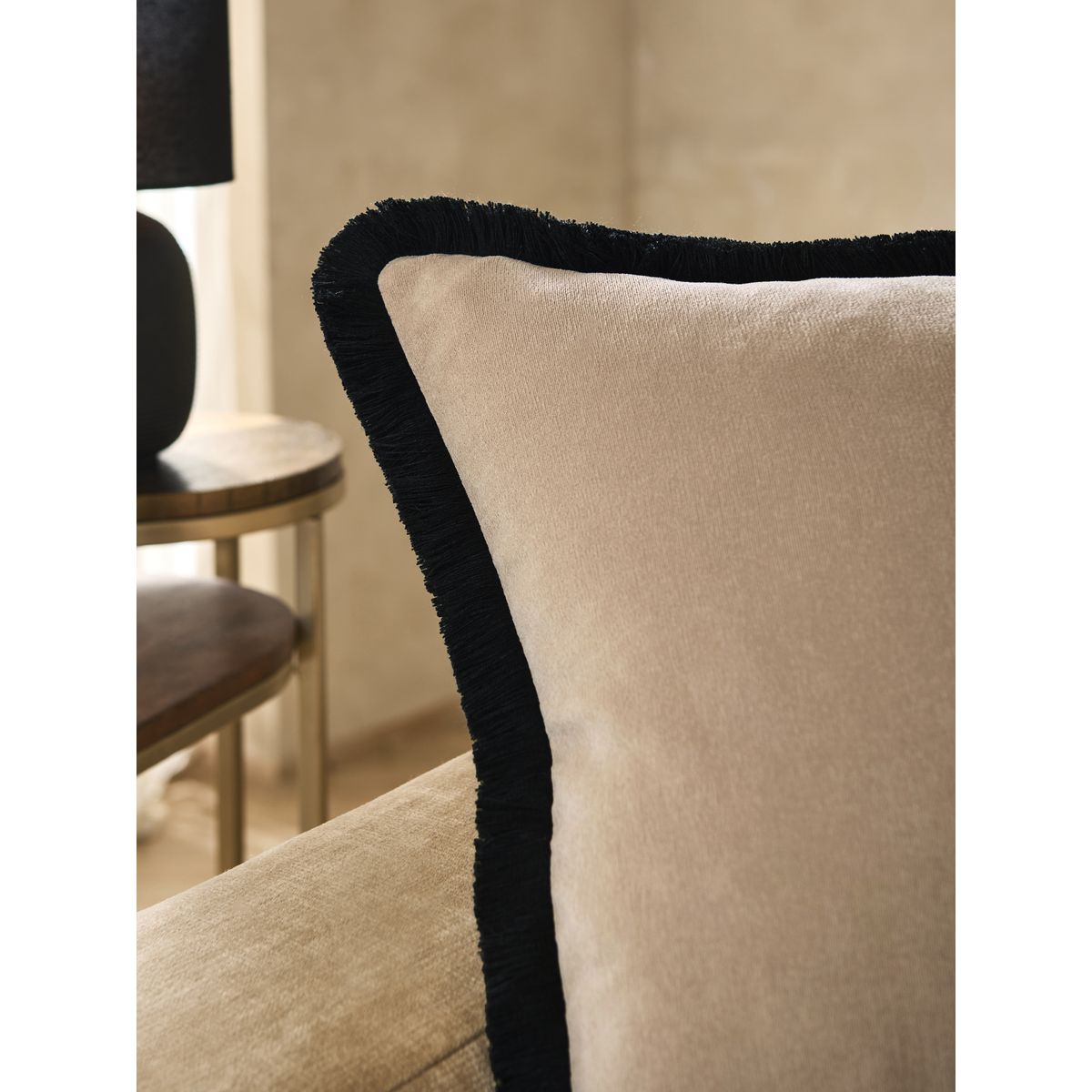 Coussin velours doux à franges contrastantes grège, NEXT