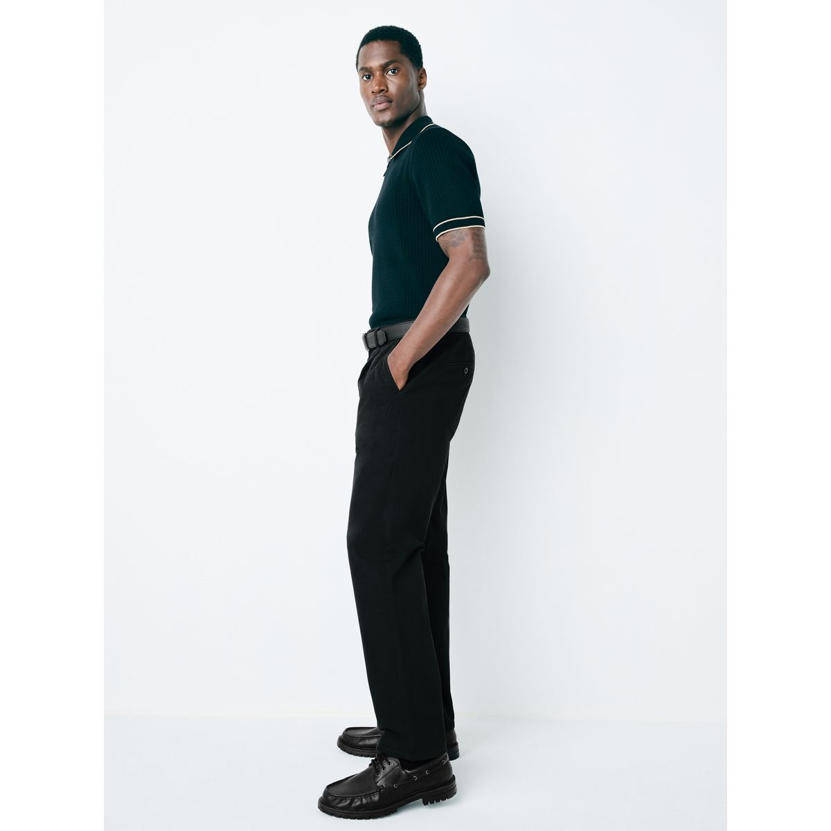Pantalon chino doux plissé avec ceinture noir, NEXT
