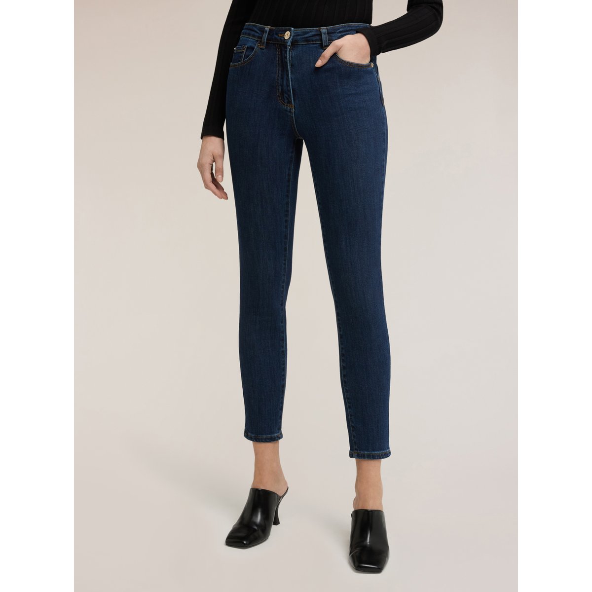 Jean skinny push-up Gisele bleu, MOTIVI