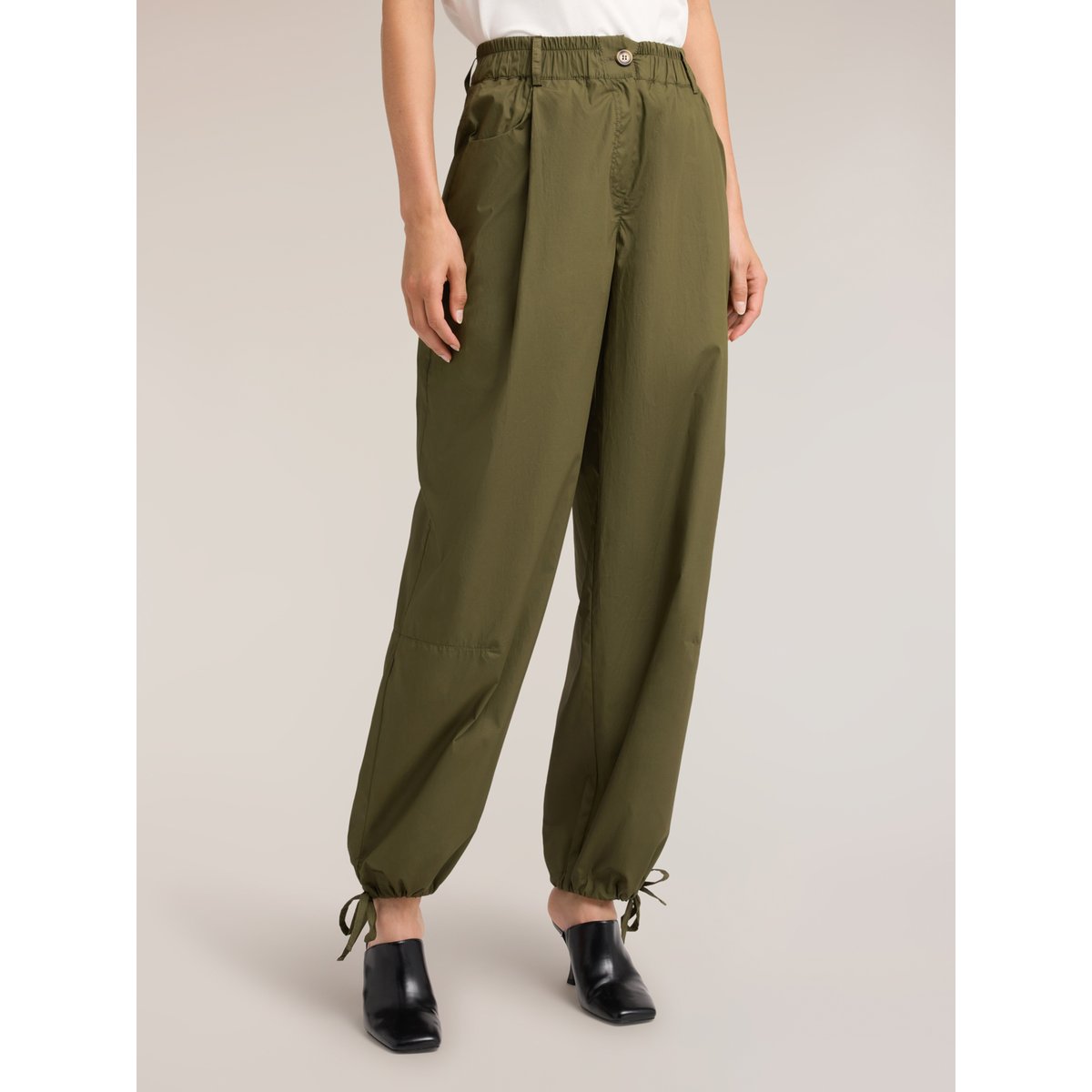 Pantalon cargo verde militare, MOTIVI