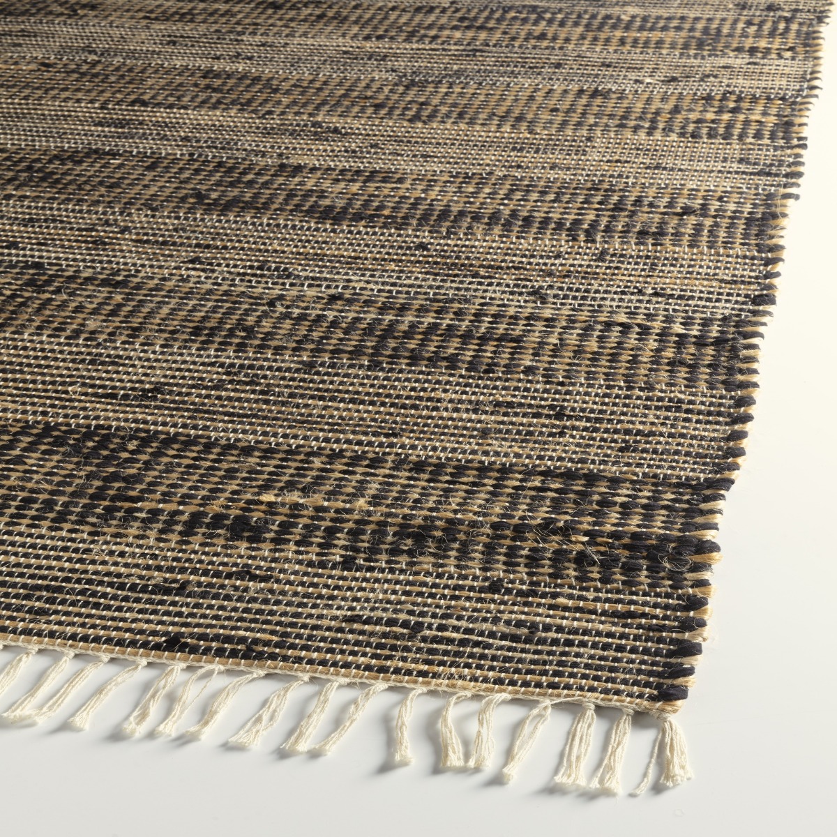 Tapis à franges en jute  motif rayé  TOFOU - style bohème noir naturel, THE DECO FACTORY