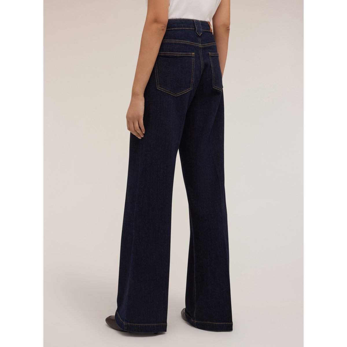 Jean large bleu, MOTIVI