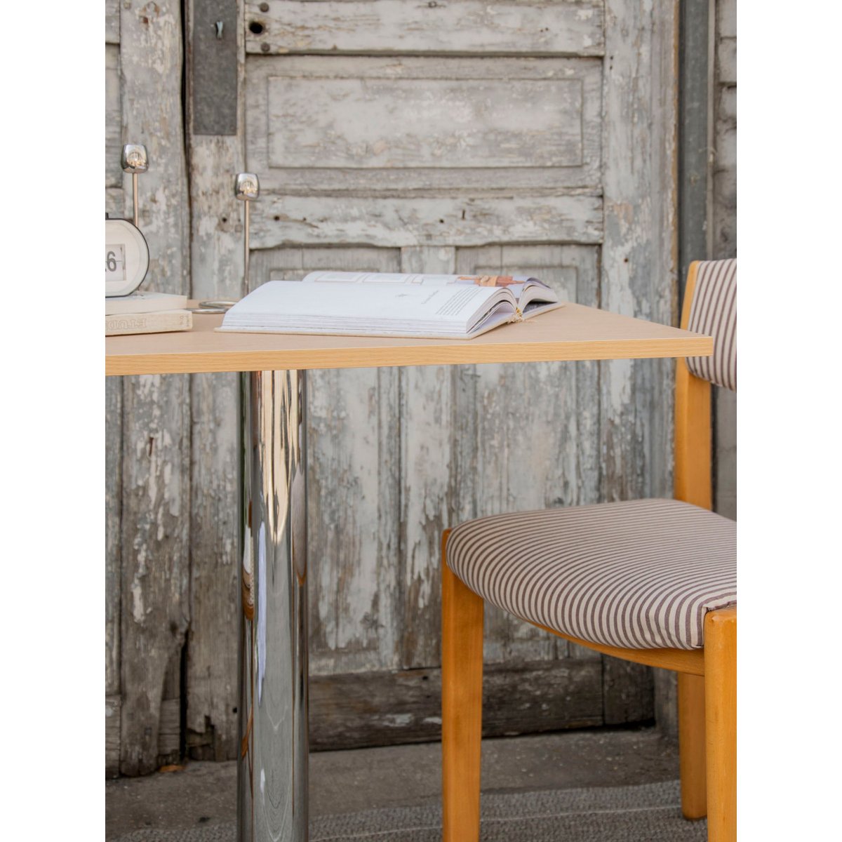 Table à manger carrée au pied chromé Karla N°1226 - Bon état bois clair, DEBONGOUT