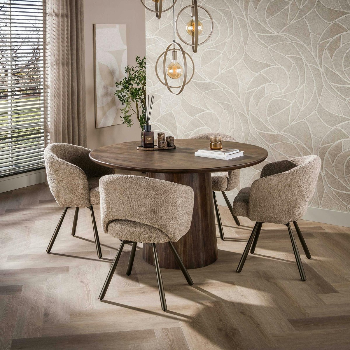Table ronde en bois d'acacia foncé design organique Ø130 cm NAKO marron, PIER IMPORT