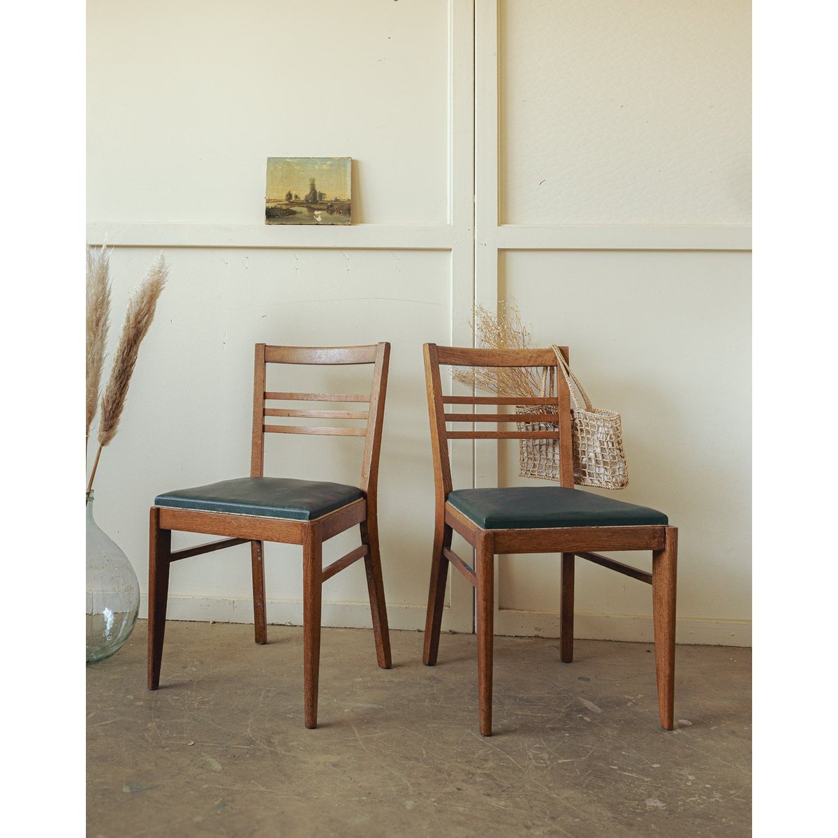 Paire de chaises mid-century vert cèdre Alma N°1673 - Bon état bois clair, DEBONGOUT