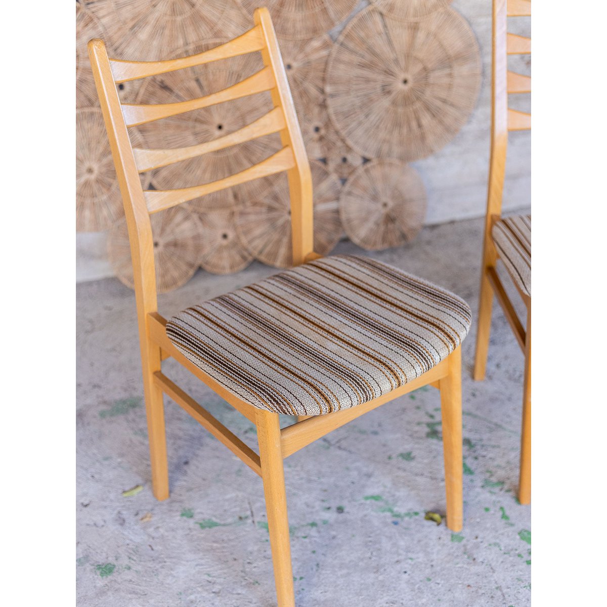 Paire de chaises aux assises rayées Alma N°1982 - Bon état bois clair, DEBONGOUT