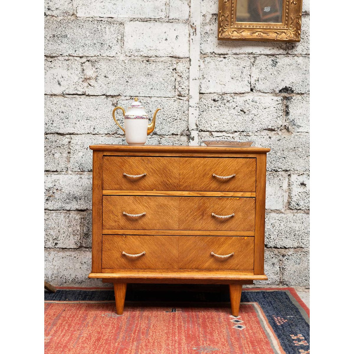 Commode trois tiroirs aux poignées dorées Olga N°668 - Bon état marron, DEBONGOUT