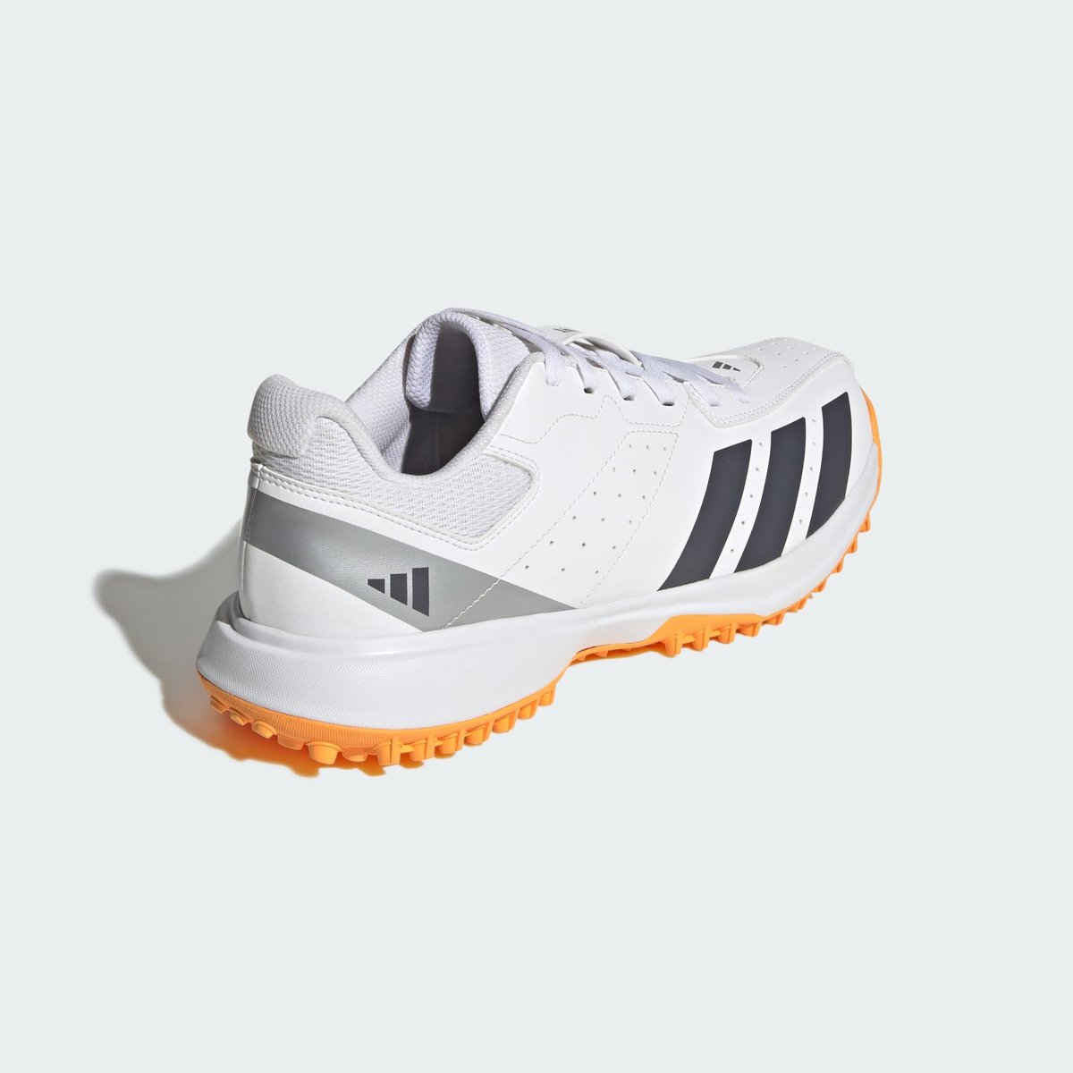 Chaussure De Cricket Howzat Spikeless cloud white / aurora onix / lucid tangerine, adidas Performance