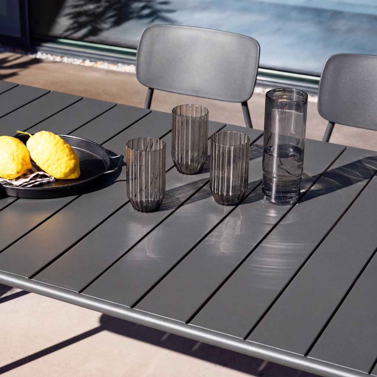Table de jardin métal + 6 assises AMÉLIA + LIVA anthracite, SWEEEK