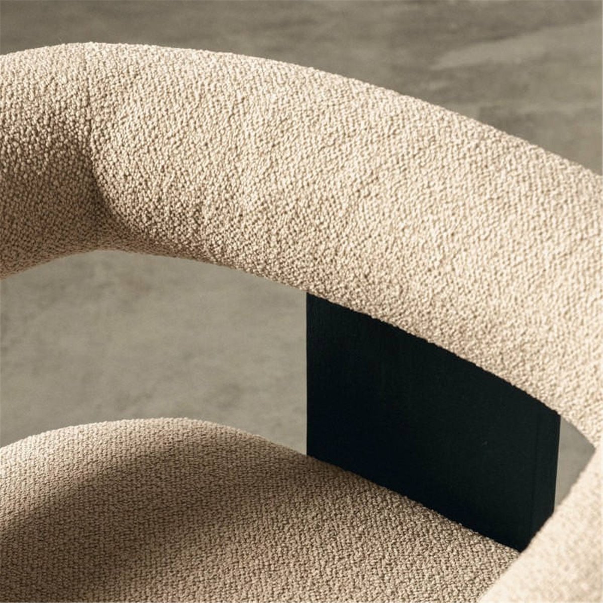 Chaise tapissée collection MARGARET, Bois beige clair, noir et détail doré, RECOLLECTION