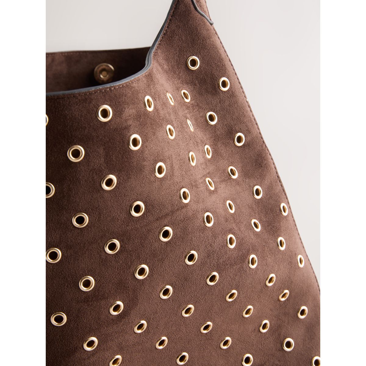 Sac souple à bandoulière en daim synthétique marron chocolat, NEXT