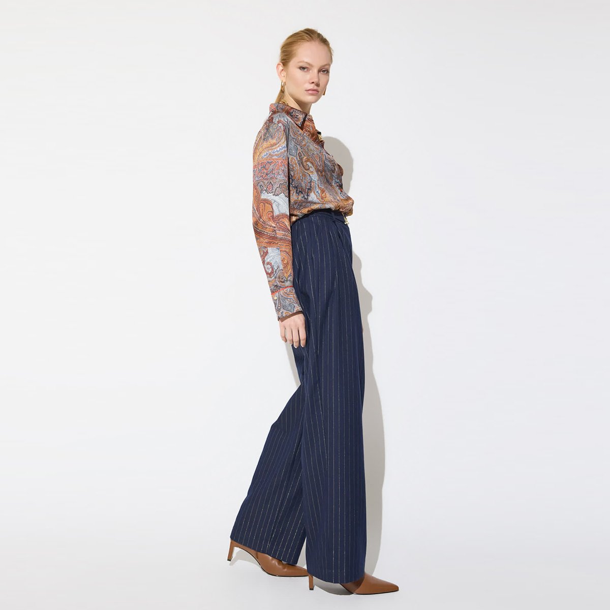 Pantalon palazzo à fines rayures et boucle ceinture bleu nuit, LOLA CASADEMUNT