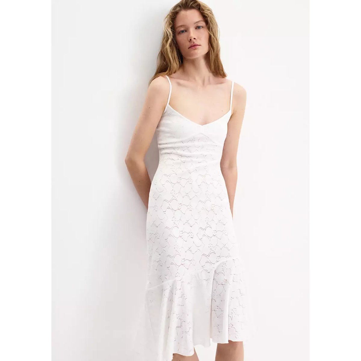 Robe ajourée à volant asymétrique blanc, MANGO