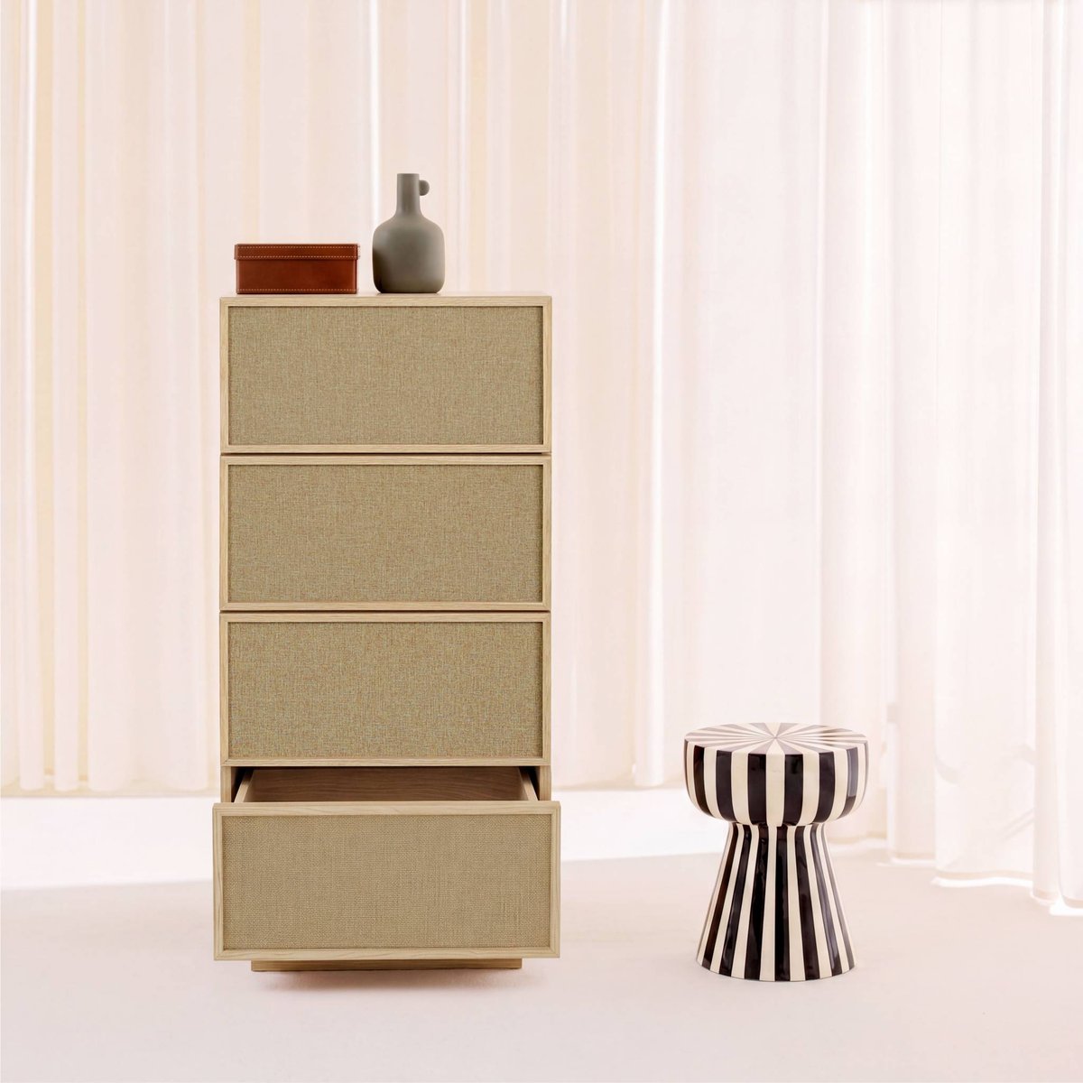 Chiffonnier décor bois et tissu 4 tiroirs KUBA naturel, SWEEEK
