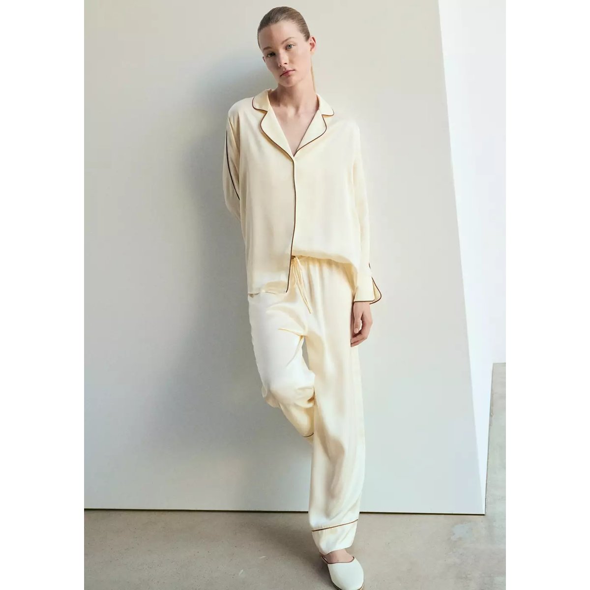Pantalon en viscose satinée avec passepoil contrastant ivoire, MANGO