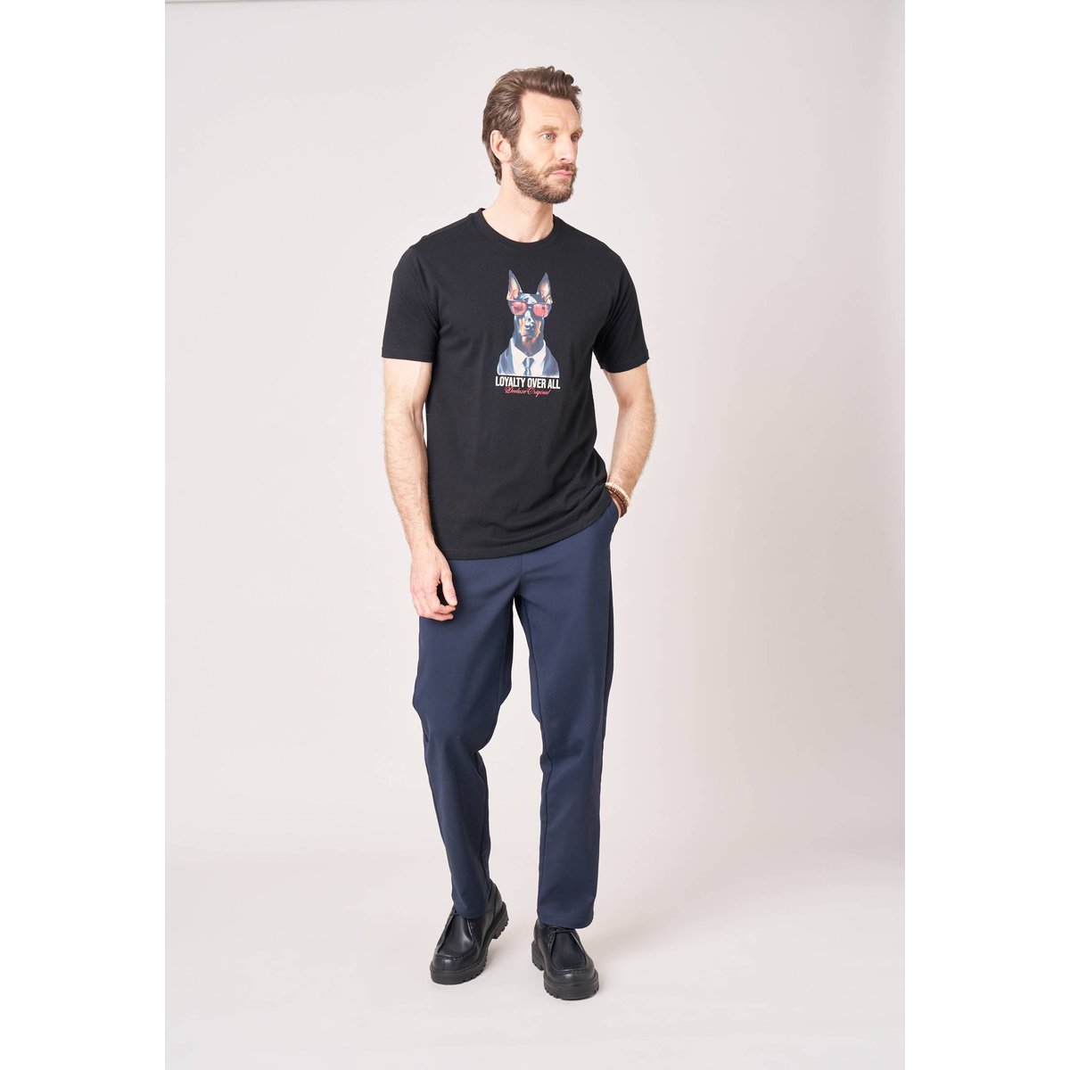T-shirt confort homme en 100% coton imprimé chien lunettes LOYALTY black, DEELUXE