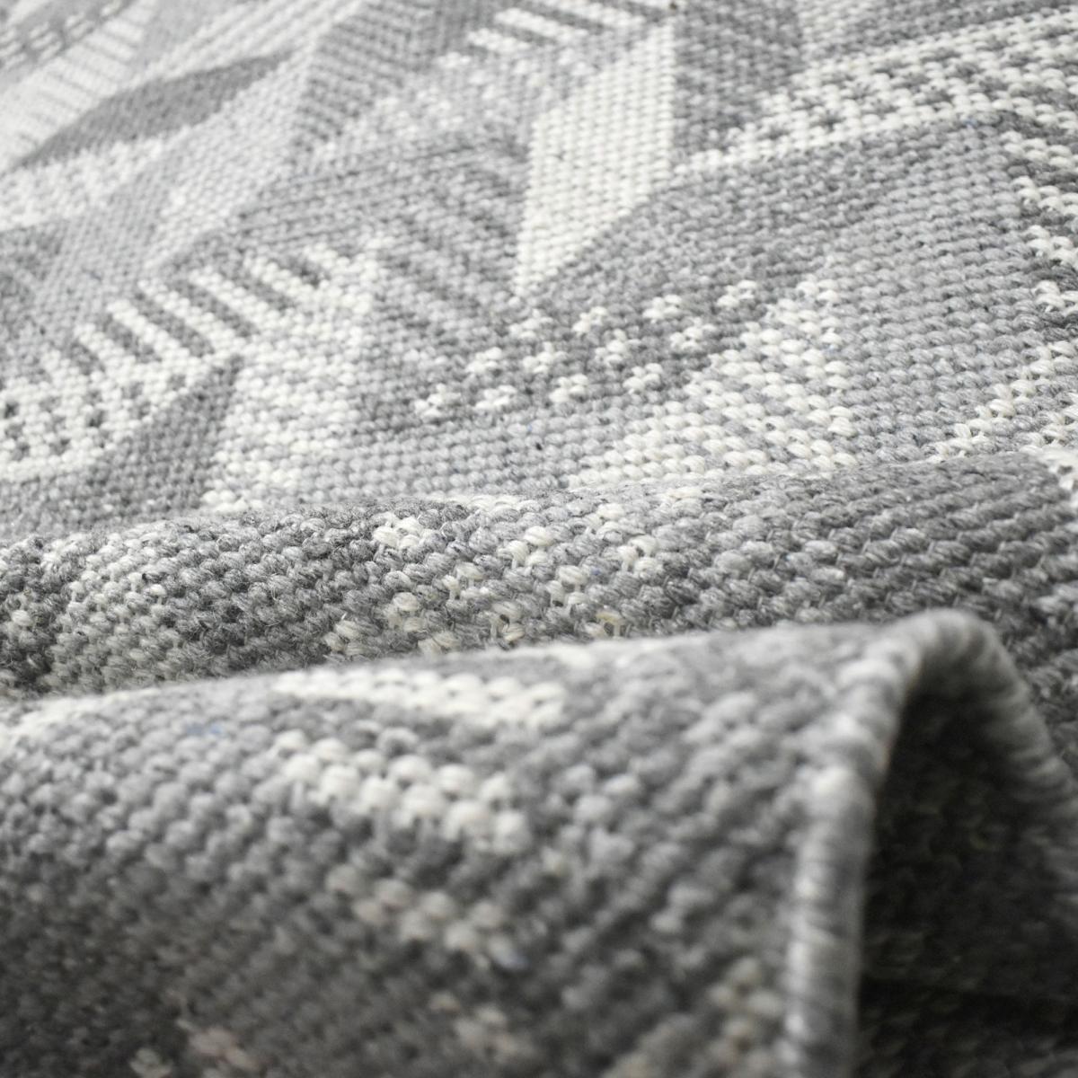 Tapis kilim fait à la main en coton motif géométrique gris, UN AMOUR DE TAPIS