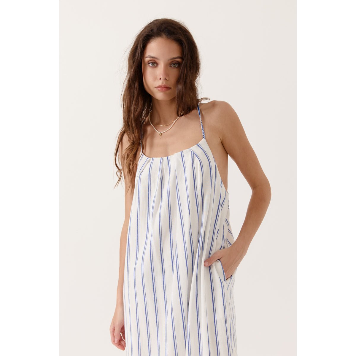 Robe longue fluide à fines rayures avec dos nu Eryssia white, ARTLOVE